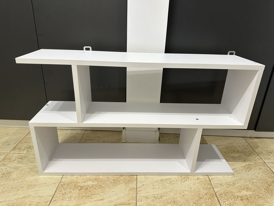 Біла полиця на стіну