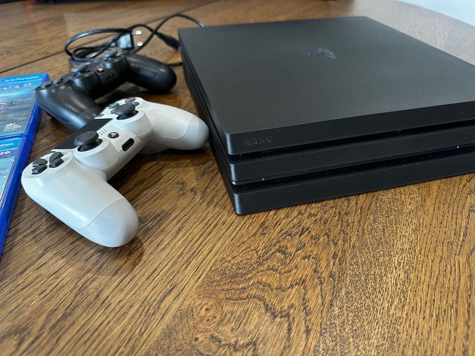 PS4 pro com jogos e comandos