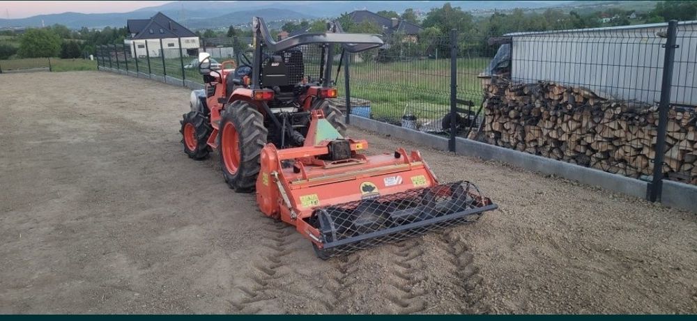 Wywóz gruzu ziemi zaladunek  transport minikoparka uslugi transportowe
