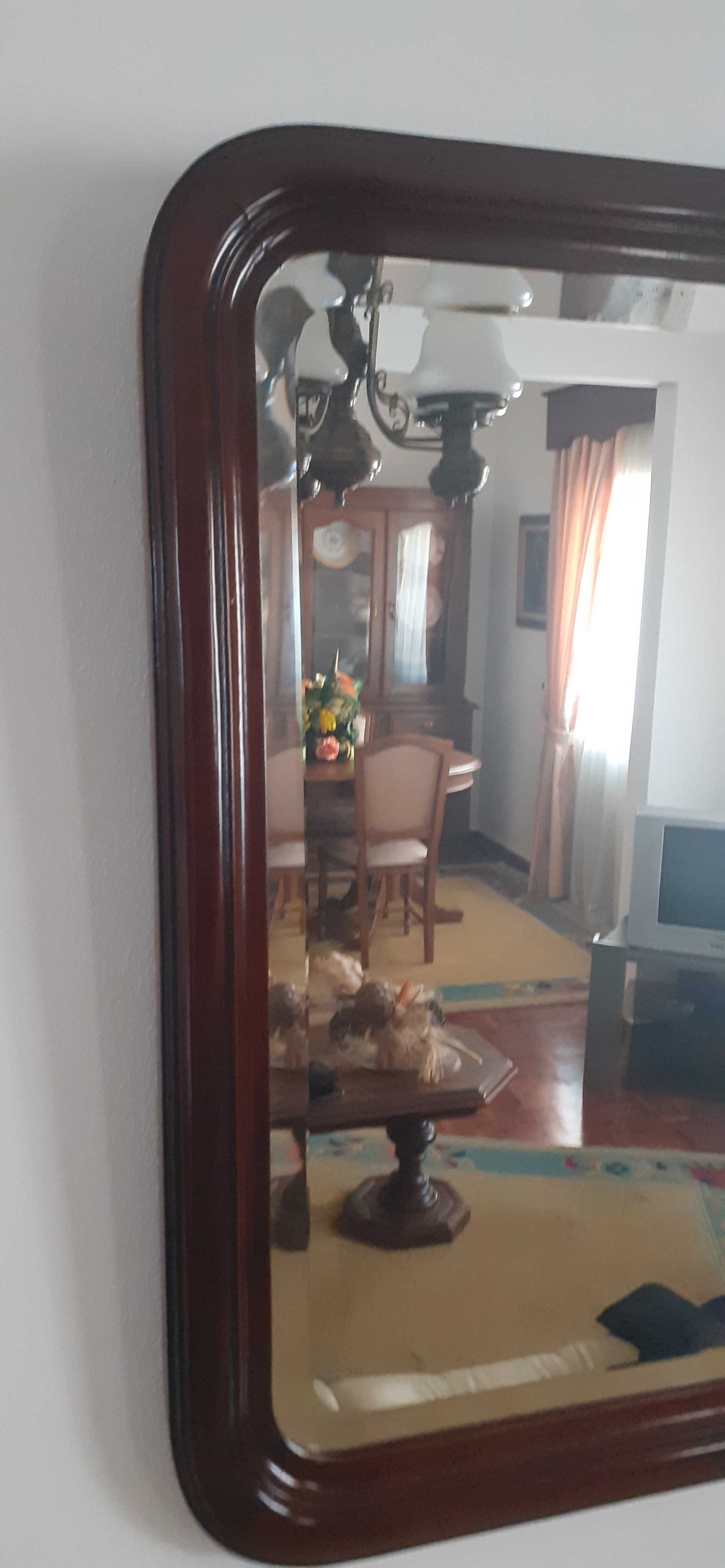 Espelho de parede retangular com moldura em madeira
