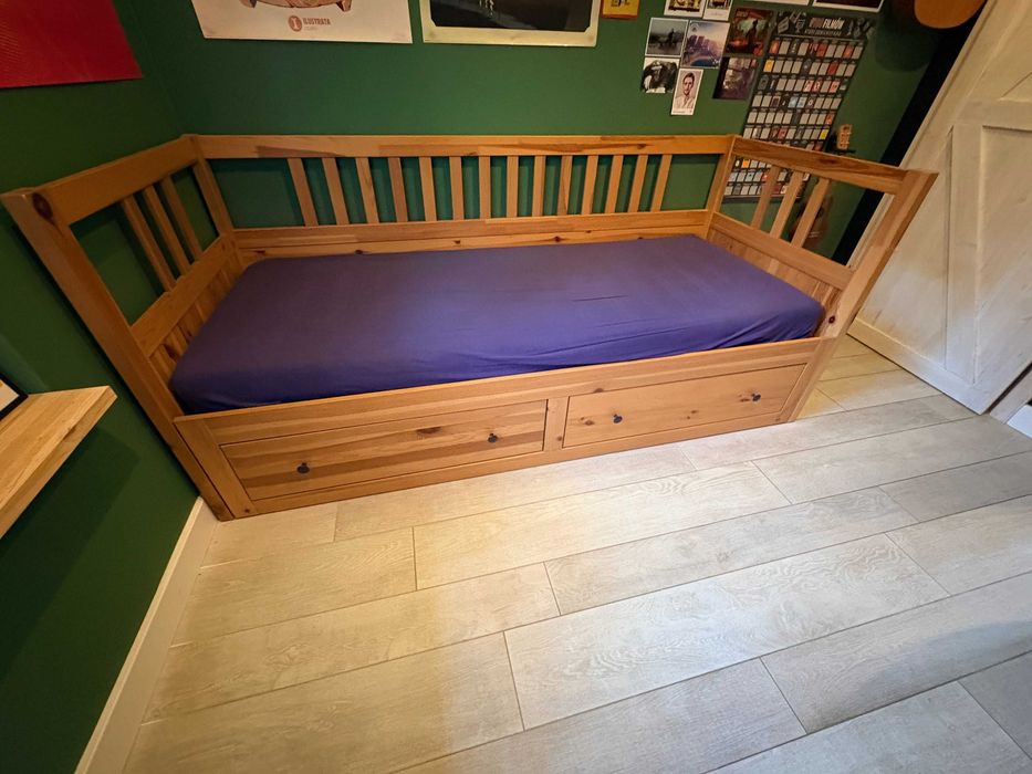 łóżko HEMNES 80X200 z materacem; komoda HEMNES; lampa loft z zegarem