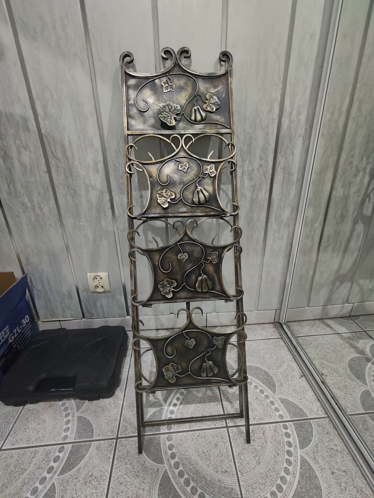 Stojak na gazety metalowy