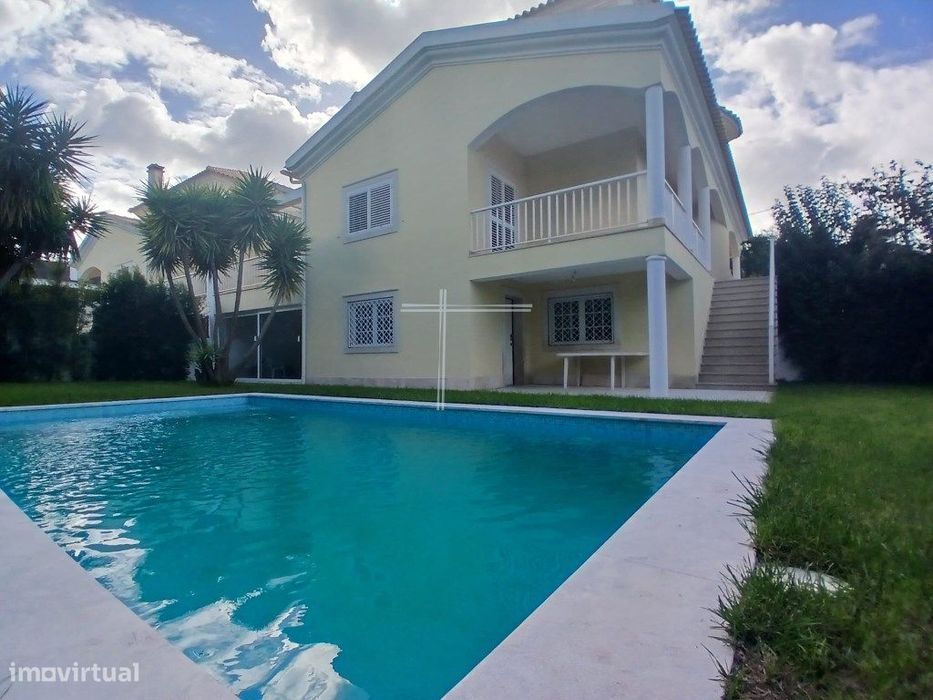 Moradia Geminada com piscina, semi remodelada - Marisol