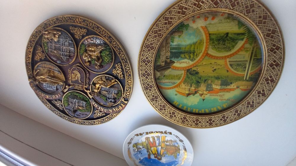 Тарелки  на подставке и с креплением для стены.