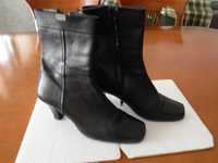 Botas pretas em pele com salto e fecho lateral - 37