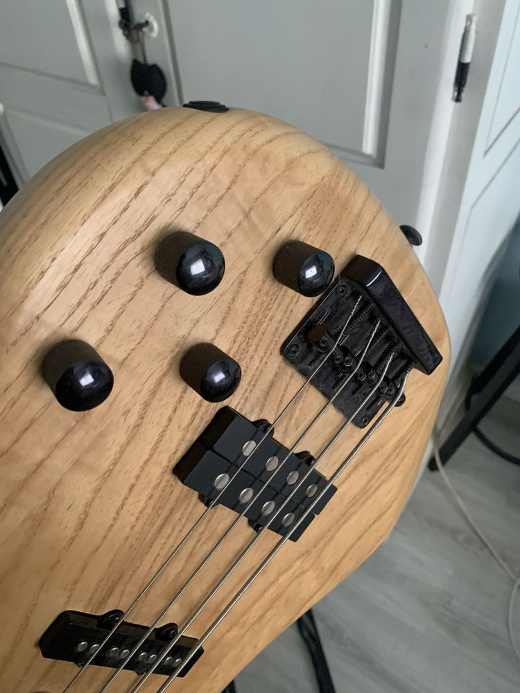 Baixo Eletrico Fretless Rochester (Novo)