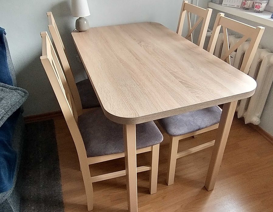 Stół z krzesłami - Pyton