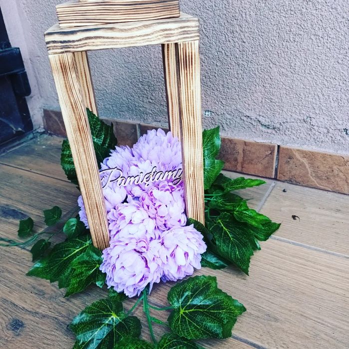 Lampion na cmentarz z chryzantemami