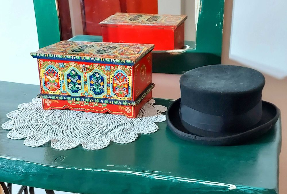 Lustro i stolik unokatowy komplet