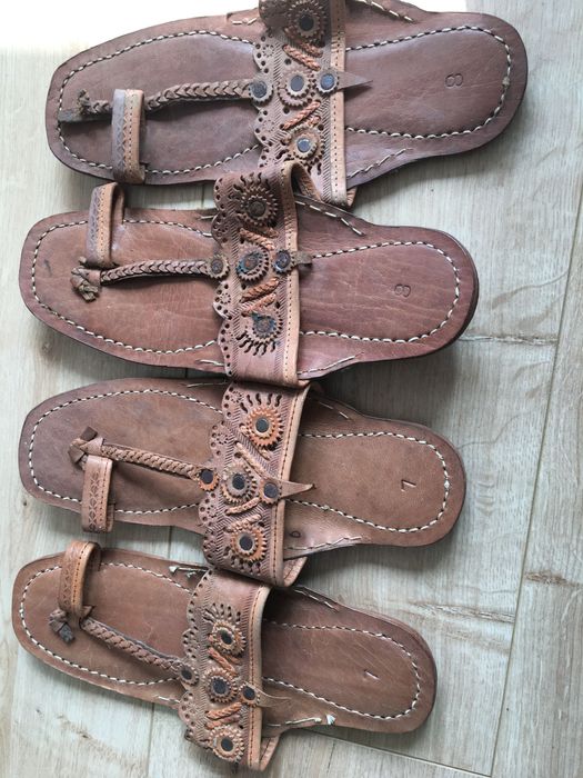 Sandálias e botas para homem e mulher