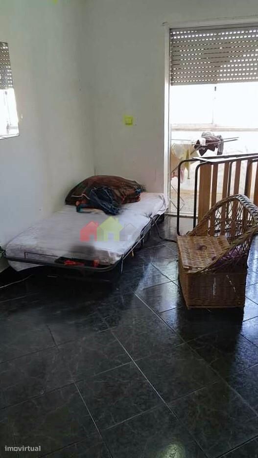 Apartamento T3 - OCUPADO indevidamente - Setúbal