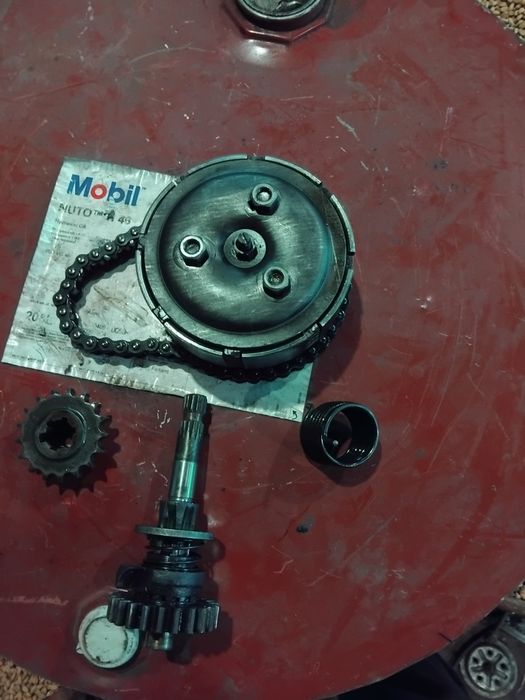 Муравей з документами по запчастинах