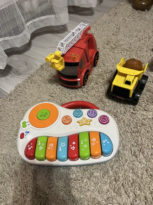 Дитячі забавки  розвиваючі