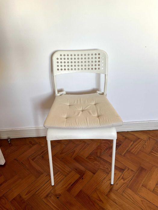 ADDE
4 Cadeiras brancas + coxim
