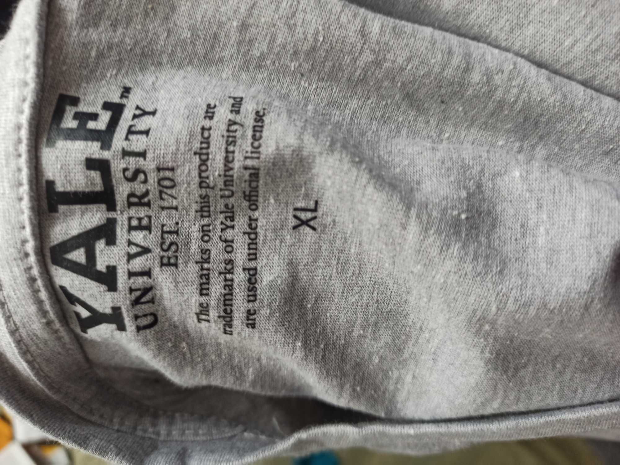 T-shirt damski Yale  w rozmiarze XL .