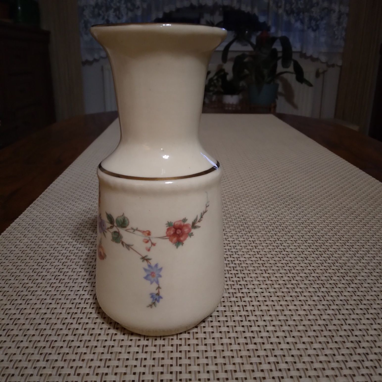 Stary wazonik w kolorze ecru - porcelana