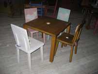 Mesa e cadeiras de criança