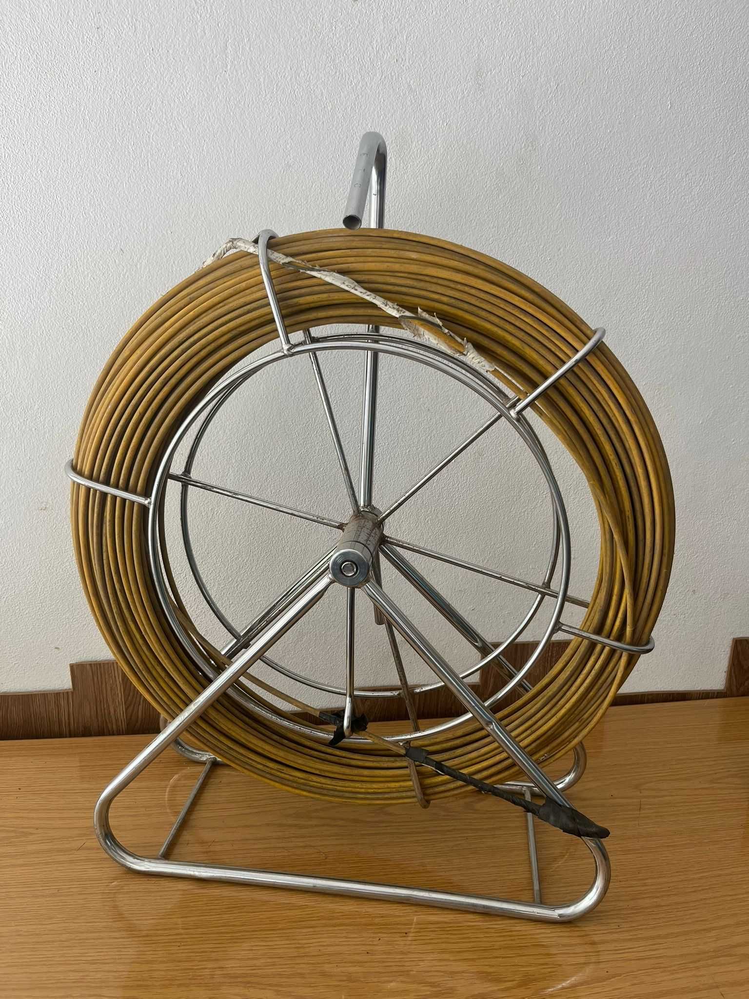Passa-Cabos em Fibra de Vidro com Suporte em Inox