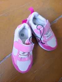 Beżowo różowe buty 22