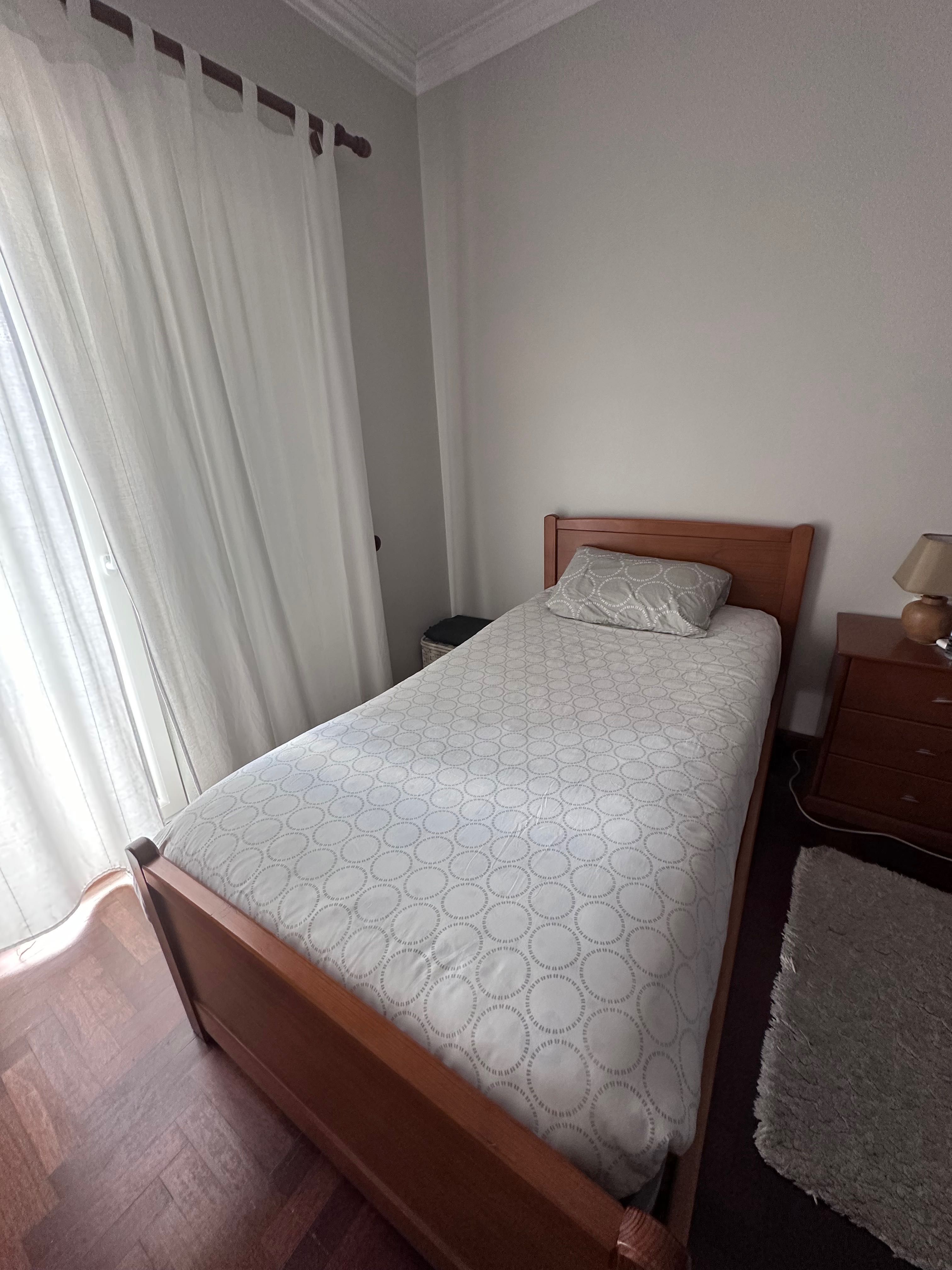 Cama de solteiro (corpo e meio)