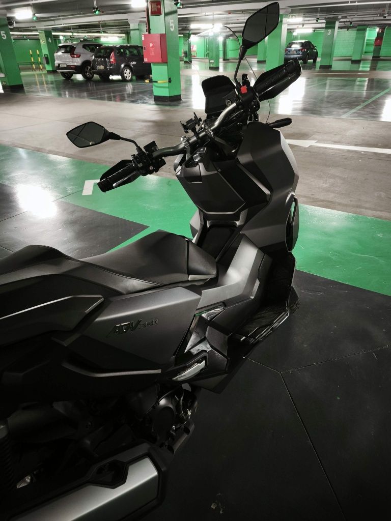 Honda ADV 350 + caixa