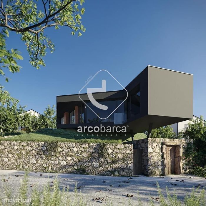 Propriedade com 2 artigos urbanos: casa habitável e casa para recupera