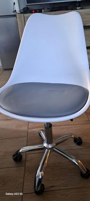 Krzeslo z biurkiem biale