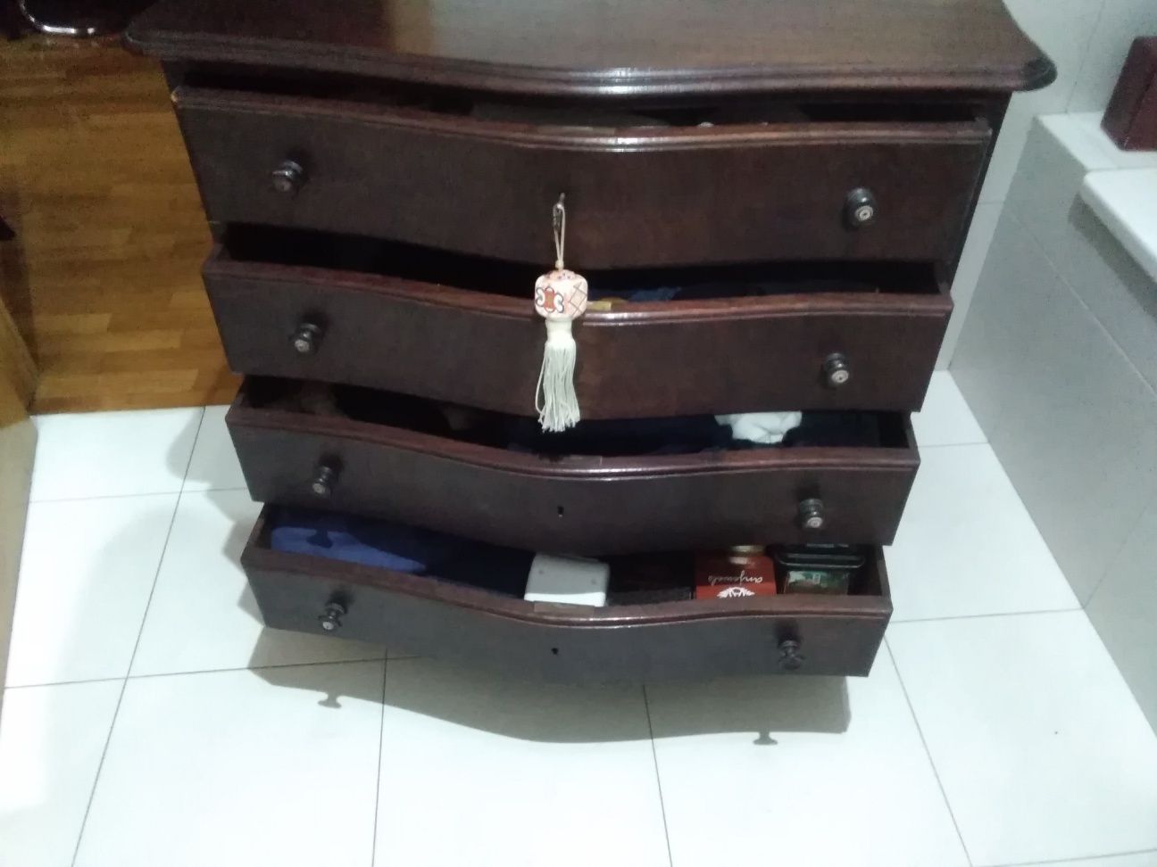 Móvel antigo de quarto