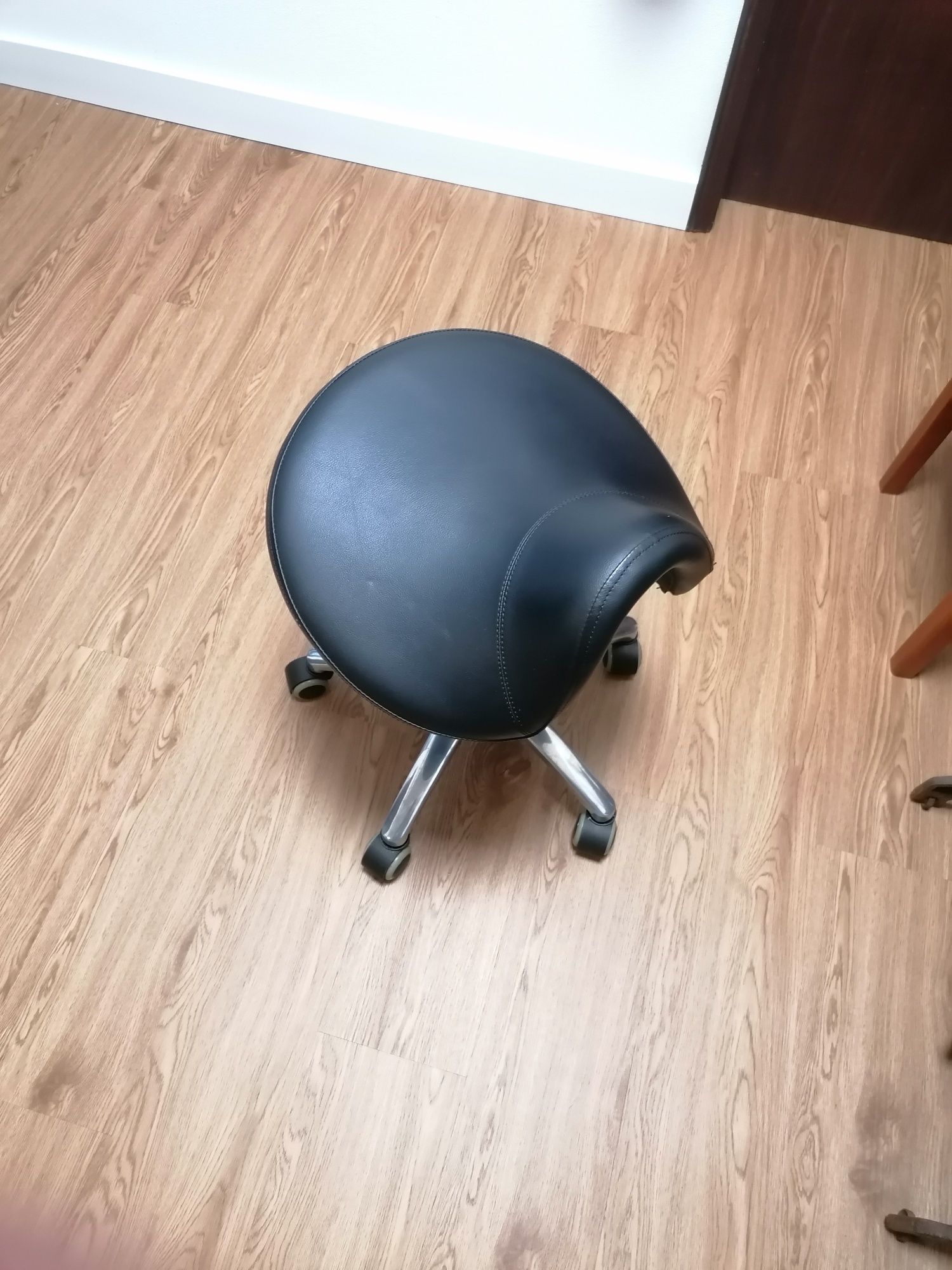 Banco tipo sela para trabalho