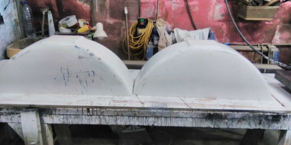 Um par de guarda-lamas em plástico, em bom estado, para atrelados.