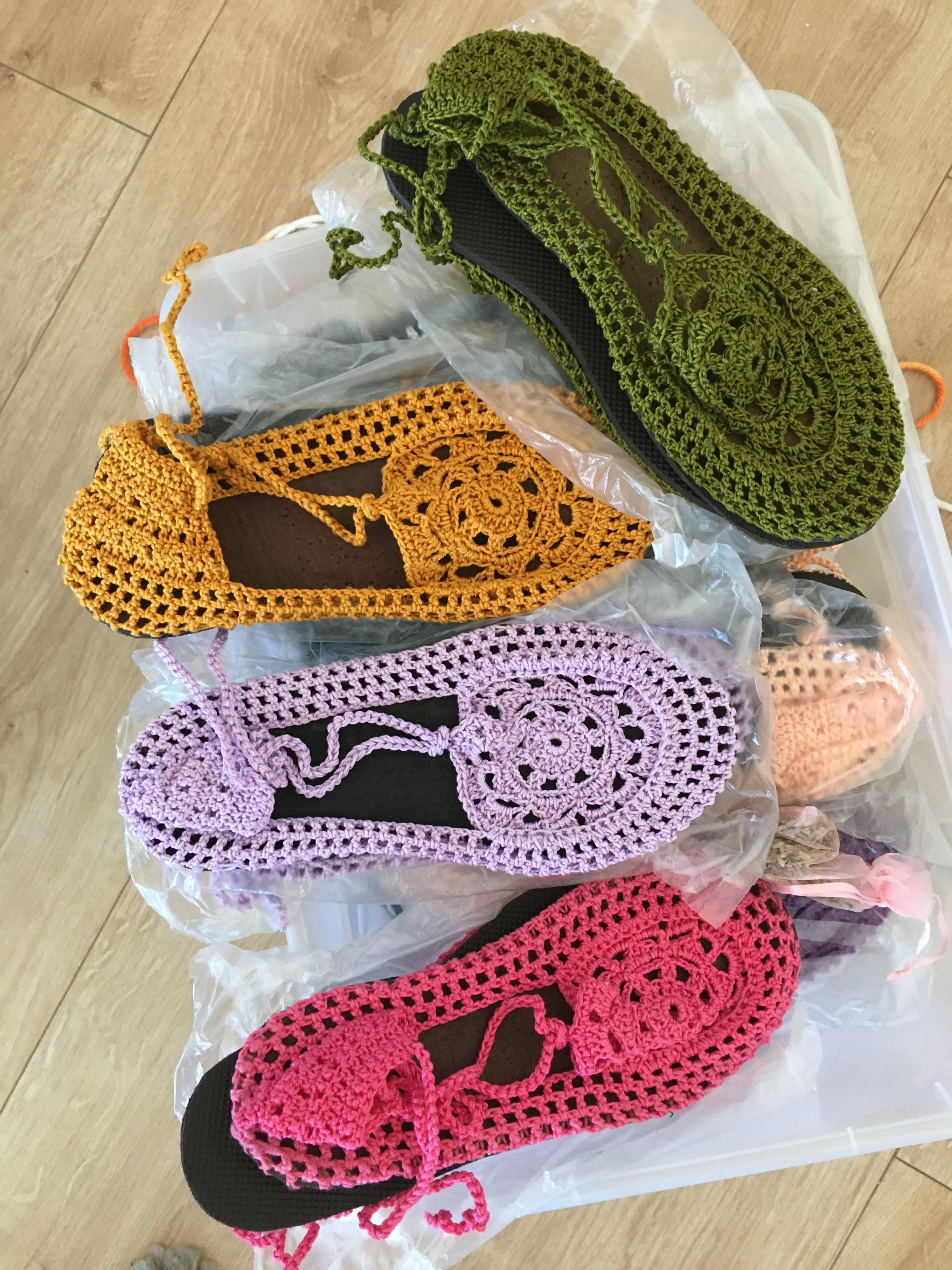 Sandálias de croché em várias cores novas