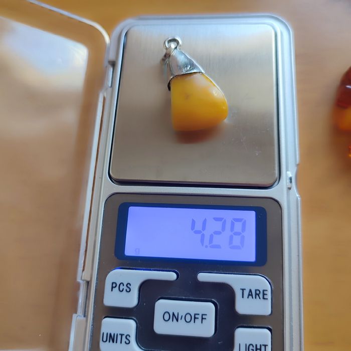 Янтарные бусы, серебряная подвеска