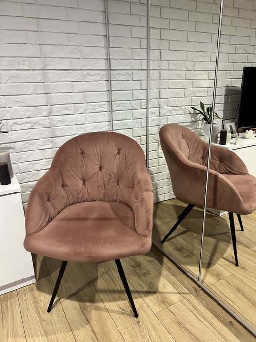 Welurowy fotel do toaletki + pufka/podnóżek w kolorze pudrowego różu