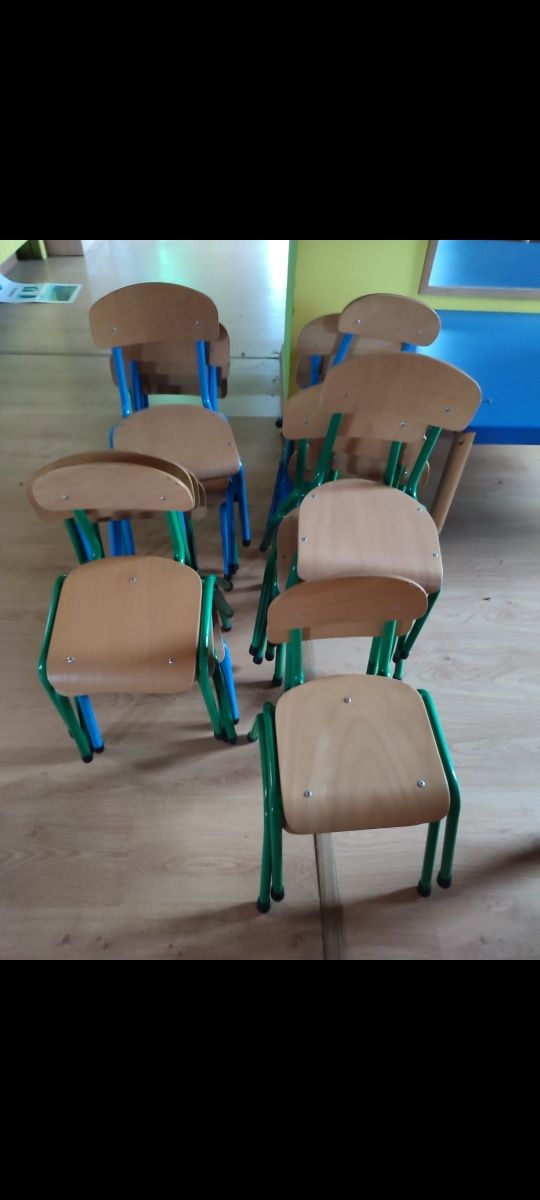 Sprzedam krzesła przedszkolne małe