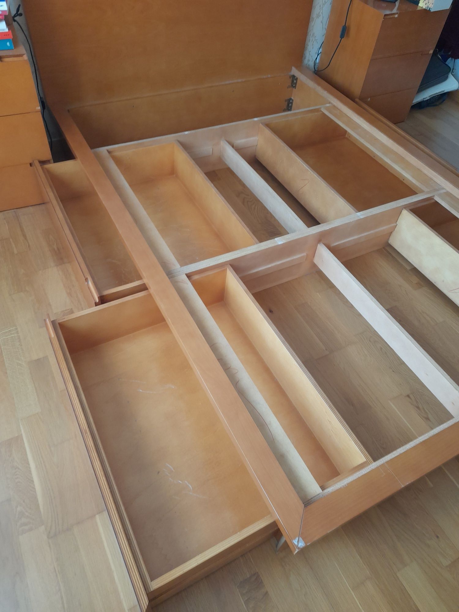 Cama com 220 cm de comprimento com colchão