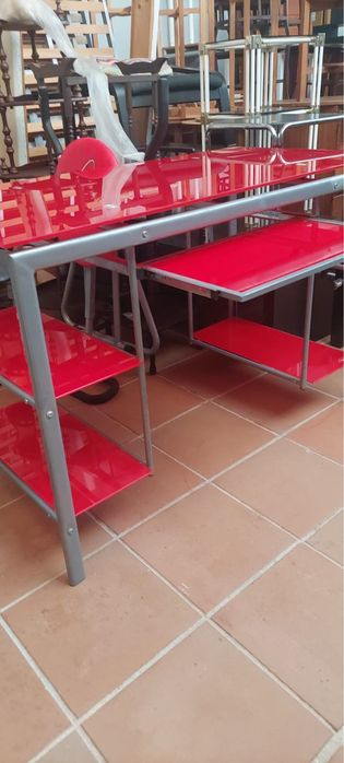 Secretária em vidro vermelha