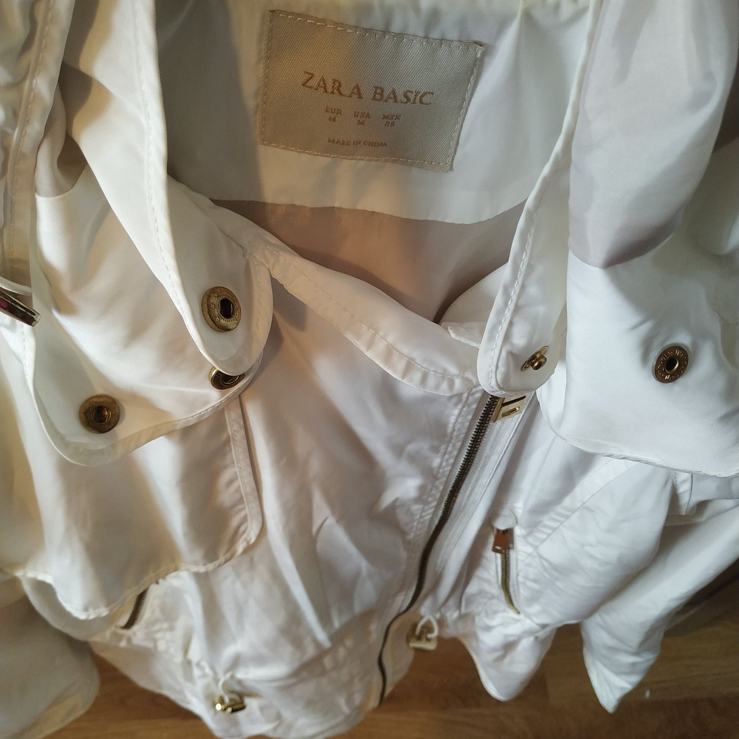 Letnia kurtka Zara Basic M biała elegancka ze złotymi ozdobami suwaki