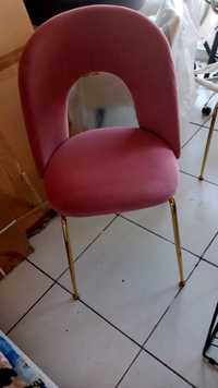 Krzeslo rozowe na zlotych nogach