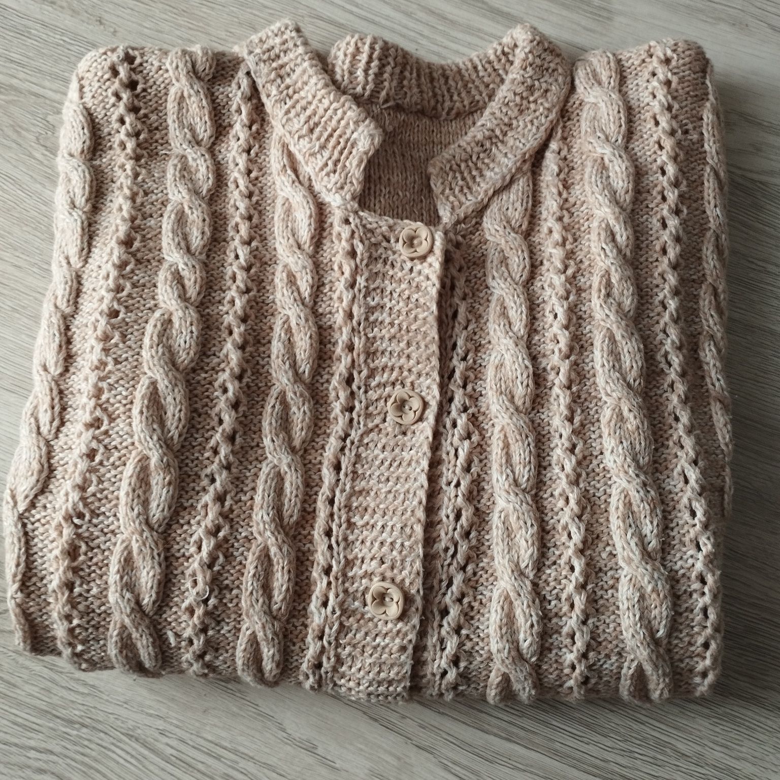Ciepły sweter ręcznie robiony damski rozmiar 42 kremowy
Wymiary szerok