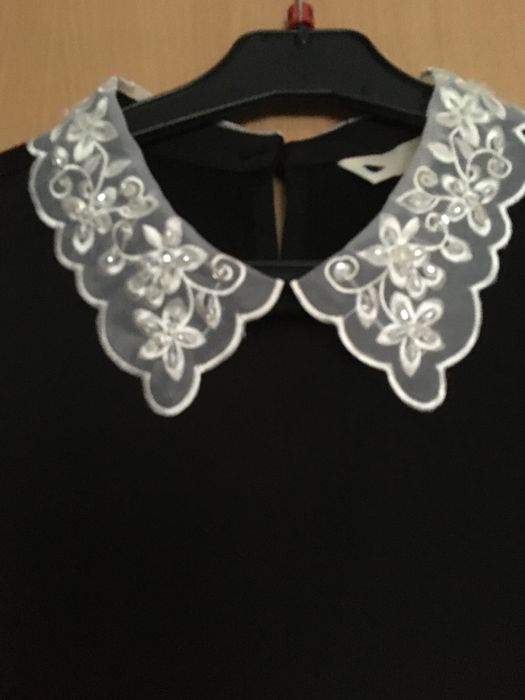 Czarna sukienka z białym ozdobnym kołnierzykiem