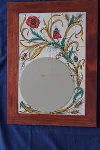 Espelho em quadro de azulejos pintados à mão