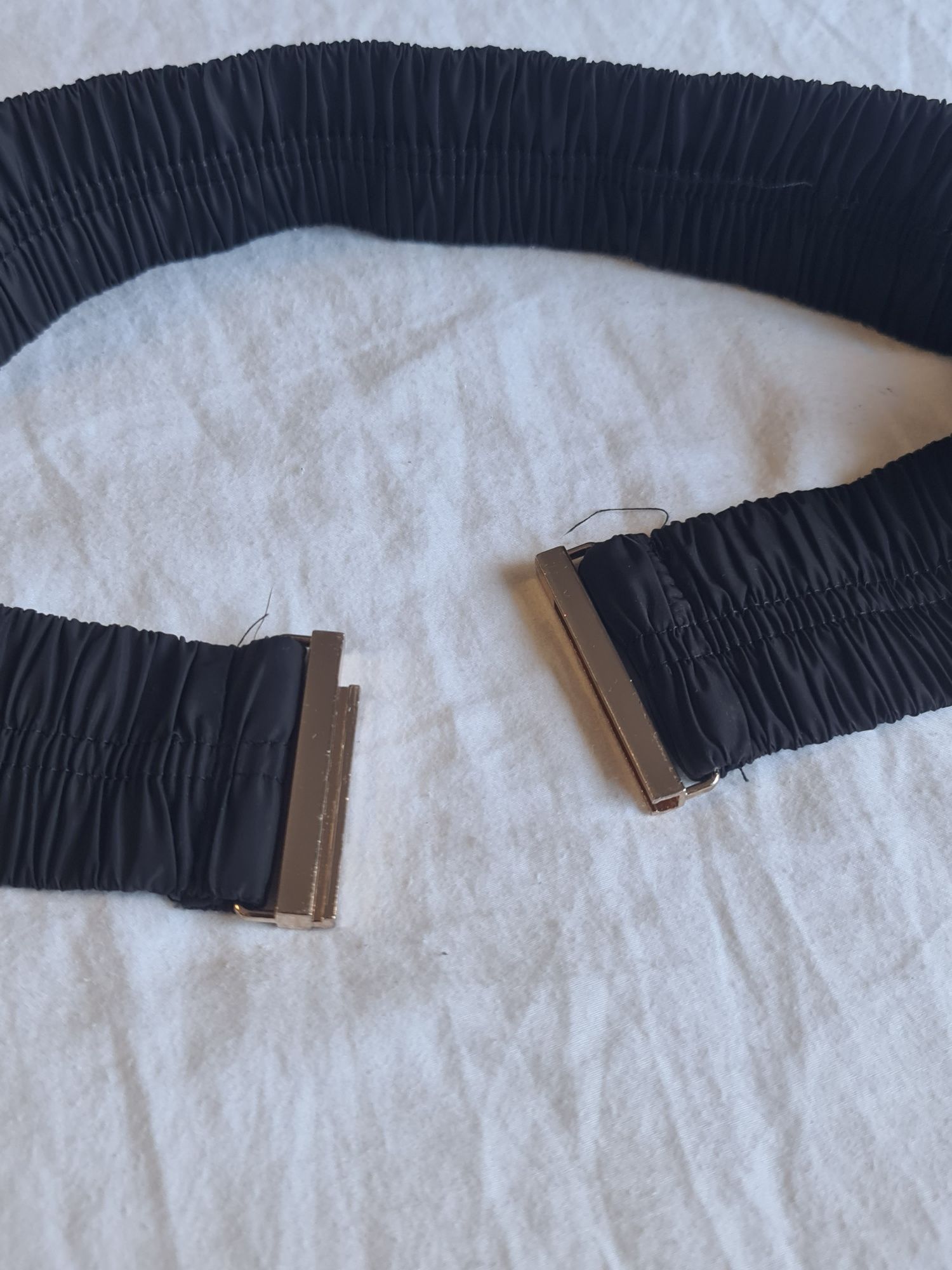Cinto Elástico Preto com Fecho Metálico — Bom Estado