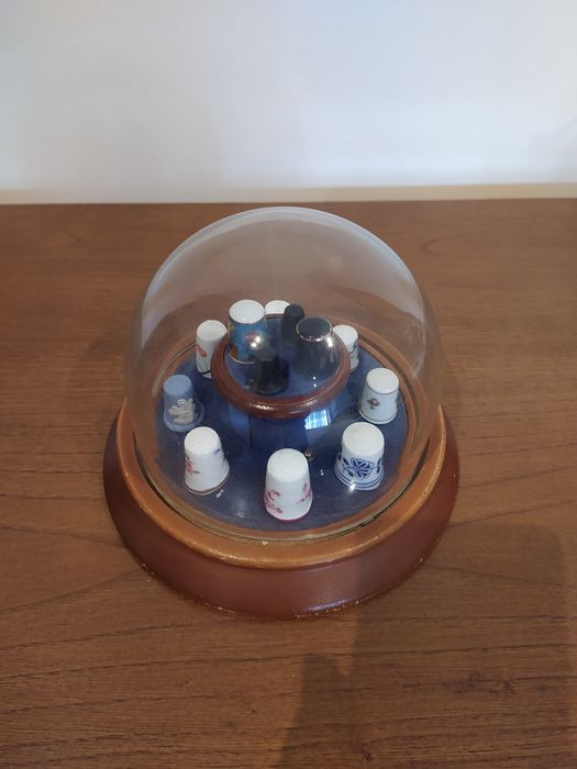 Coleção de dedais em porcelana com expositor