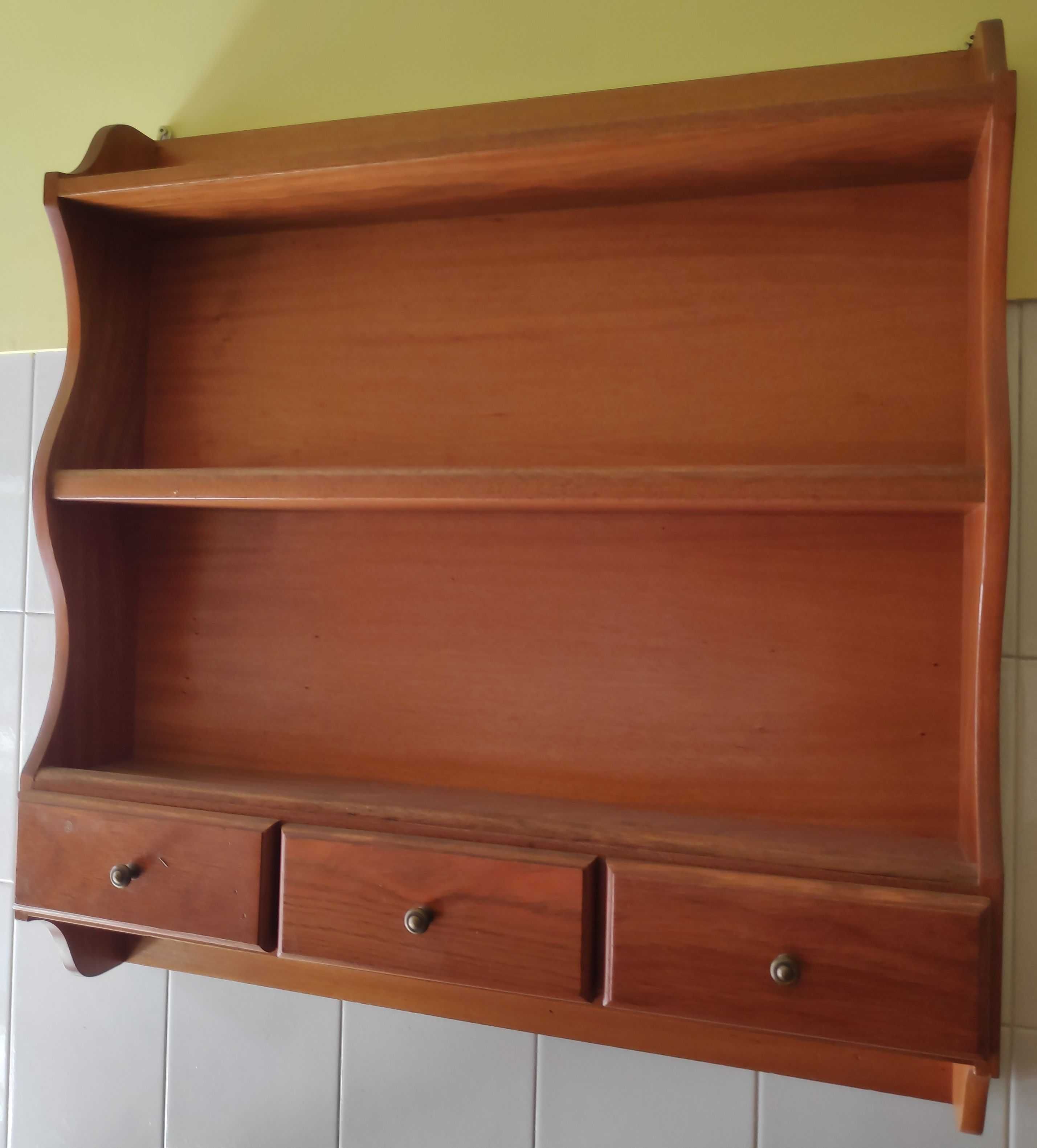 Mesa de cozinha, com tampo rebatível, 4 cadeiras e móvel de parede