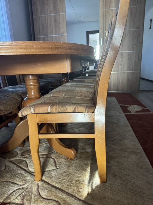 Stół z krzesłami.