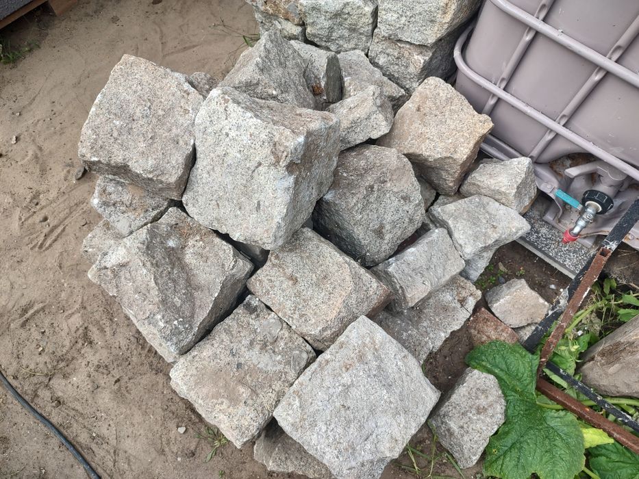 Kamień murowy granitowy łupany +- 20x20 cm Kostka granit granitowa