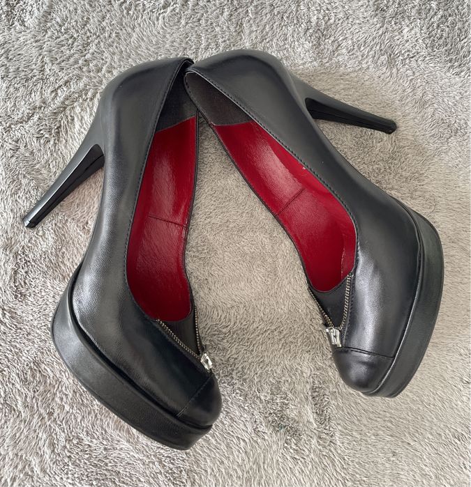 Szpilki skórzane z czerwoną podeszwą