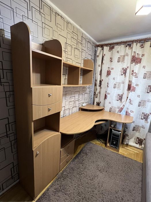 Терміново продам стіл з поличками
