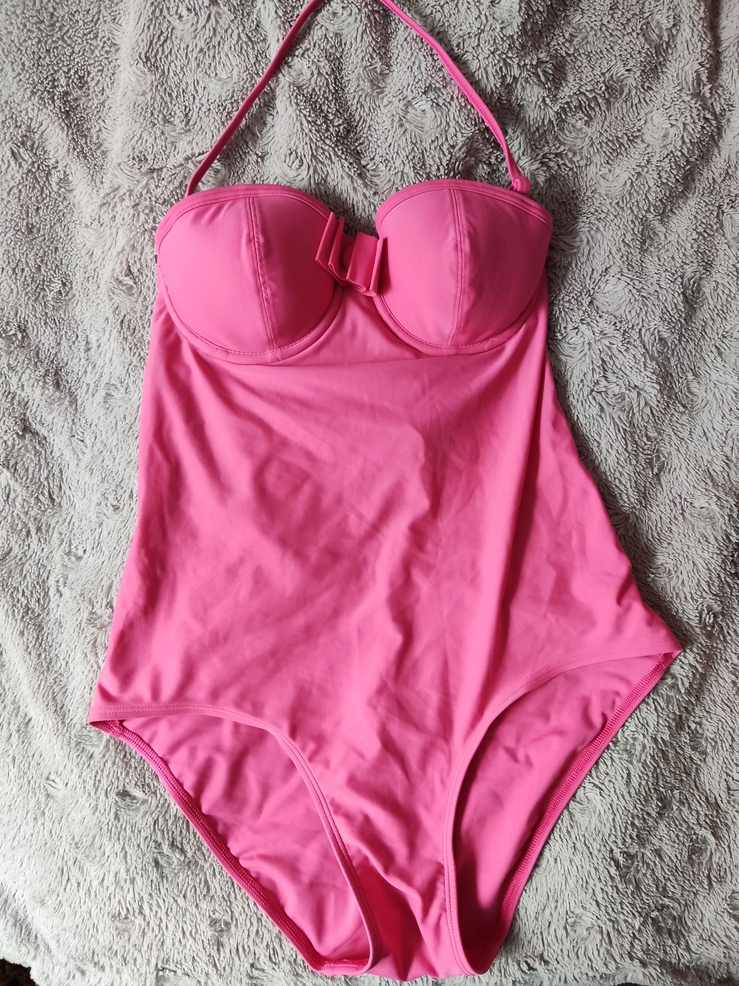 Różowy strój kąpielowy