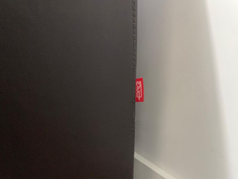 Sofá Chaise Long Eritz em Pele Preta – Confortável e em Bom Estado